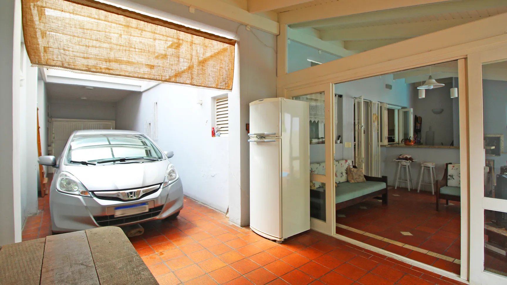 Garagem e entrada para a salinha