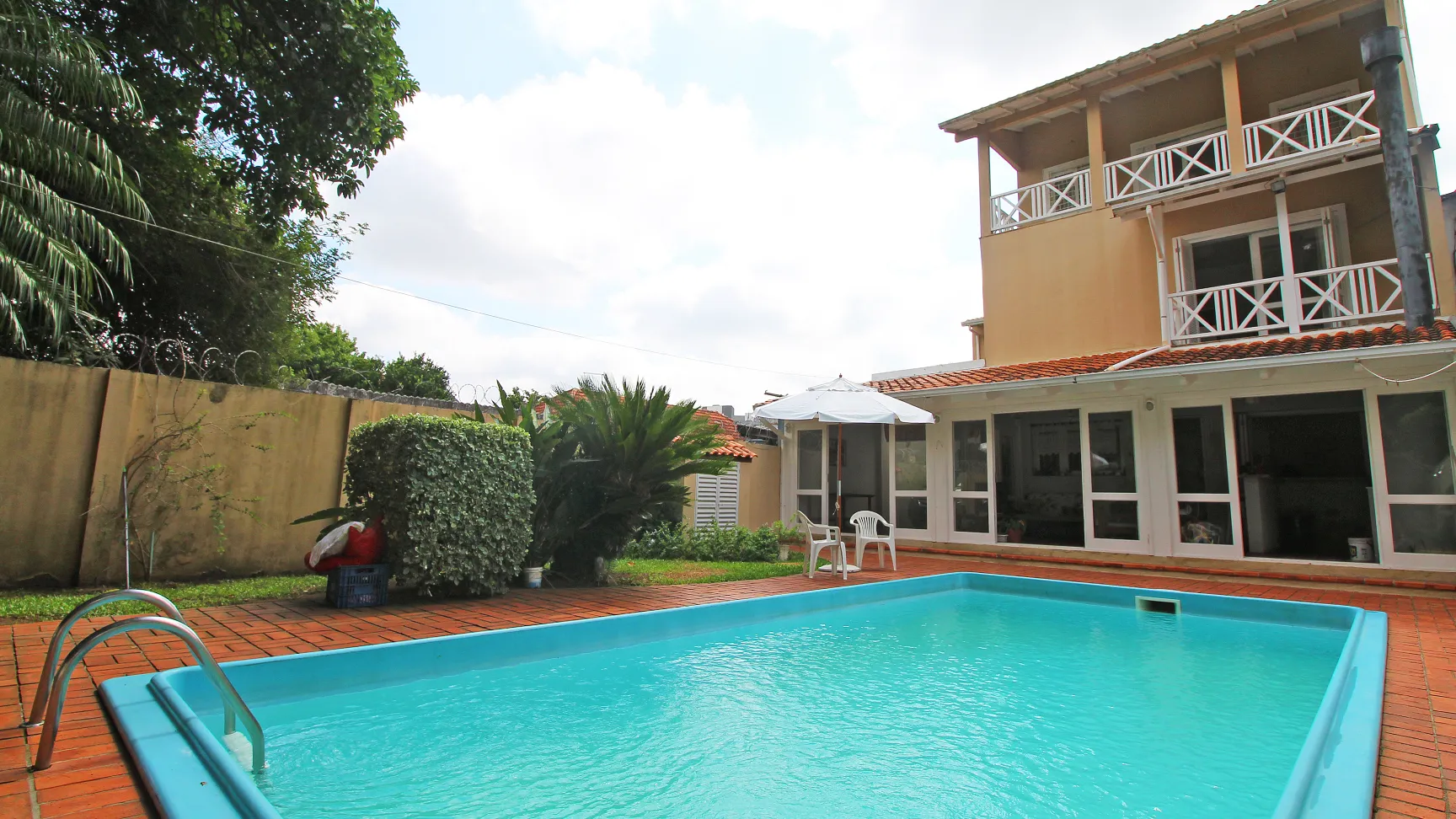 Piscina e vista da entrada para a salinha de estar