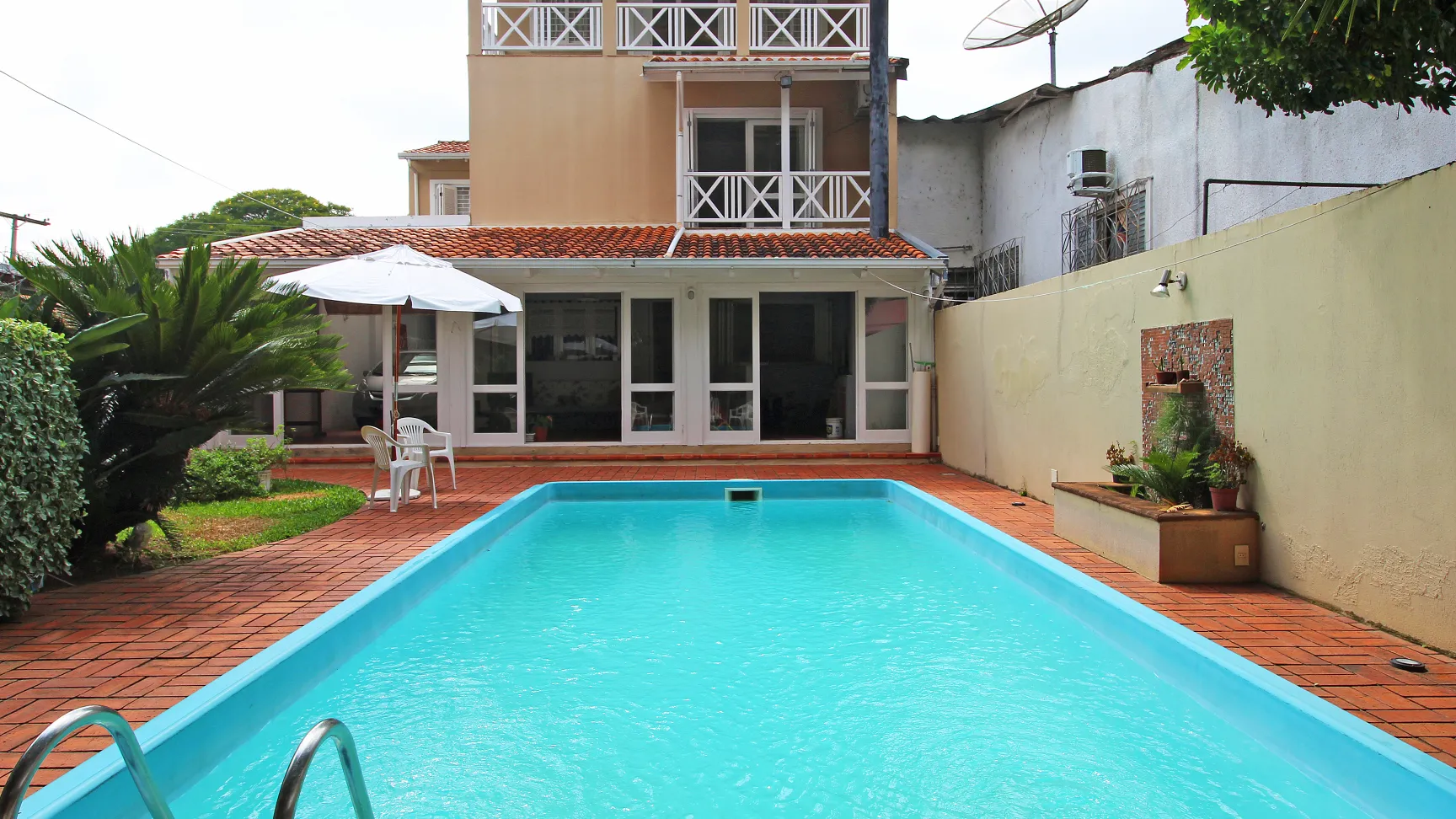 Piscina e vista da entrada para a salinha de estar 2