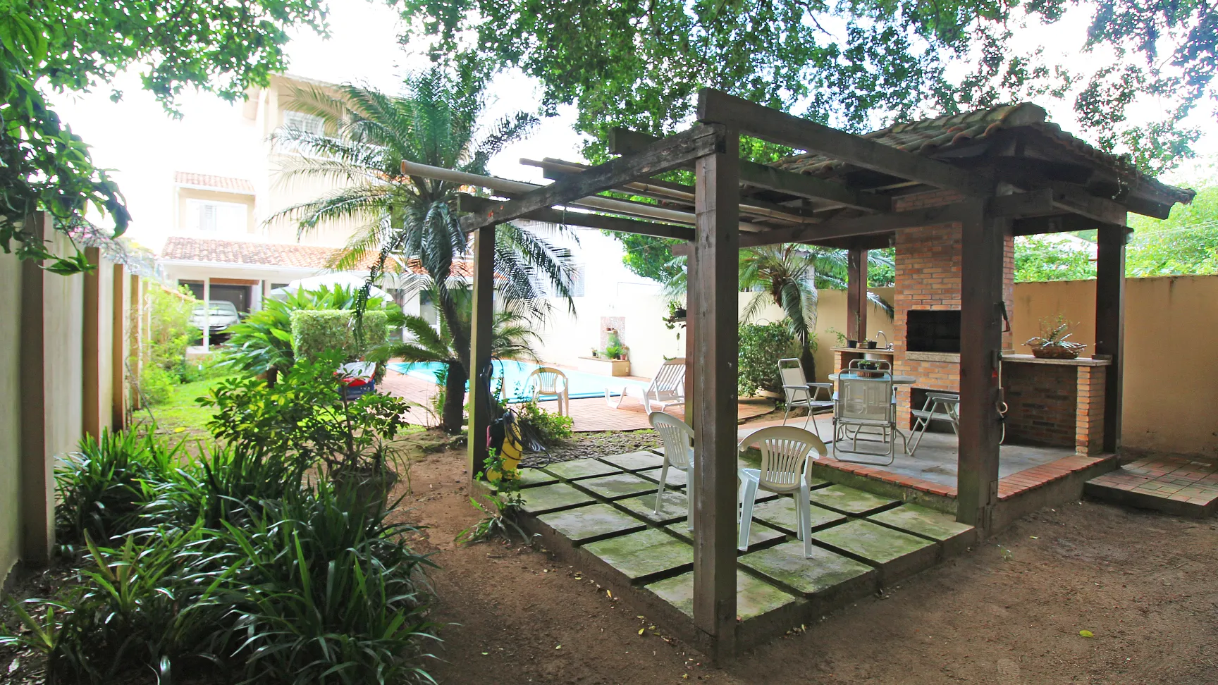 Quiosque e piscina ao fundo